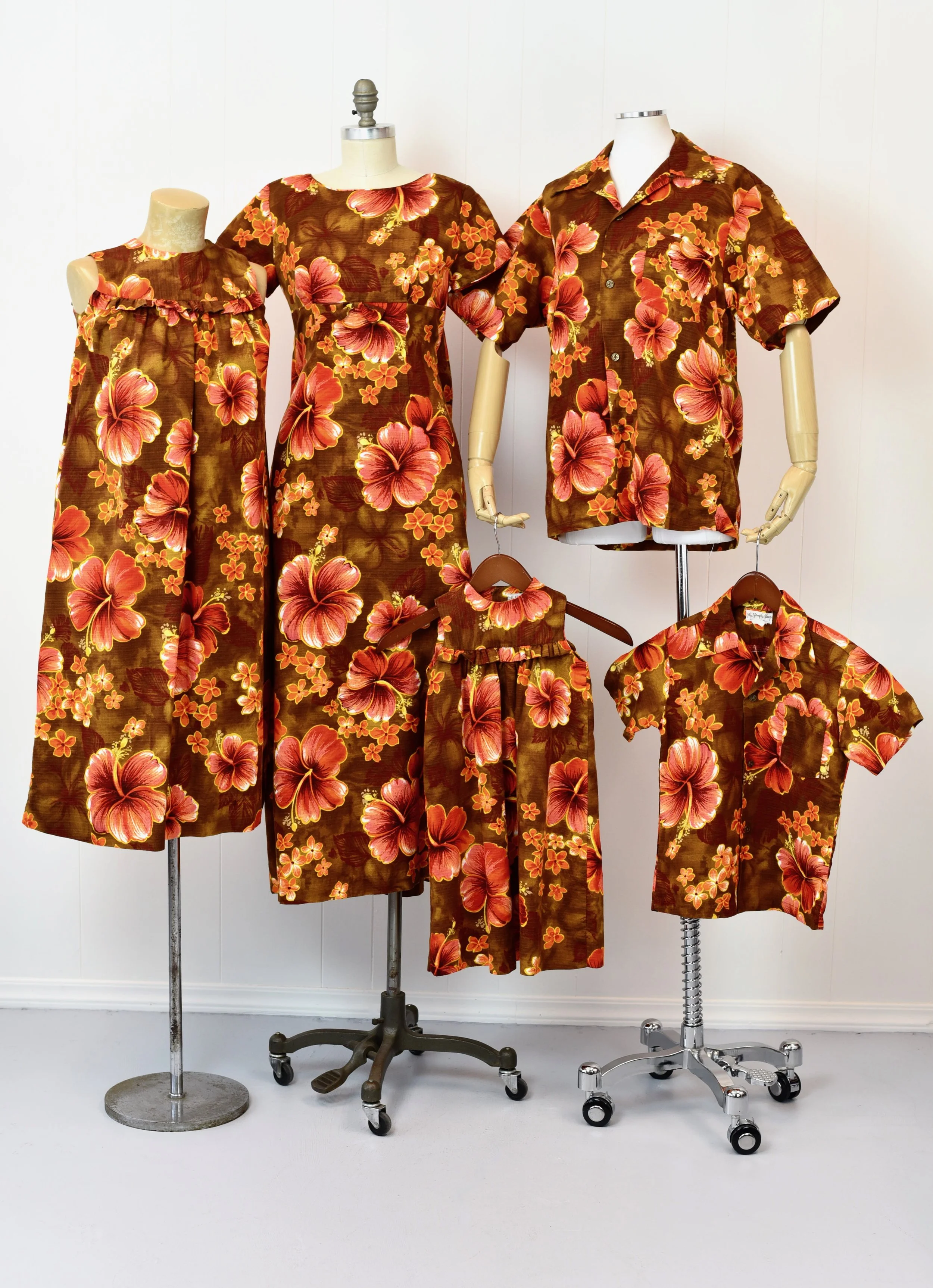 RARE 1970s Hawaiian Matching Family 5 Piece Brown Hibiscus Floral Print Dress Shirt Set Canned Ham Vintage